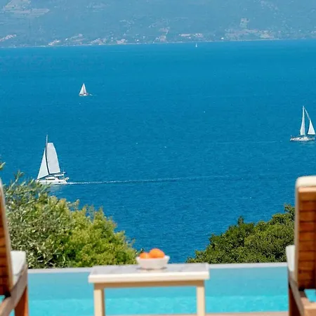 Villa Ianthe & Brown Nikiana
