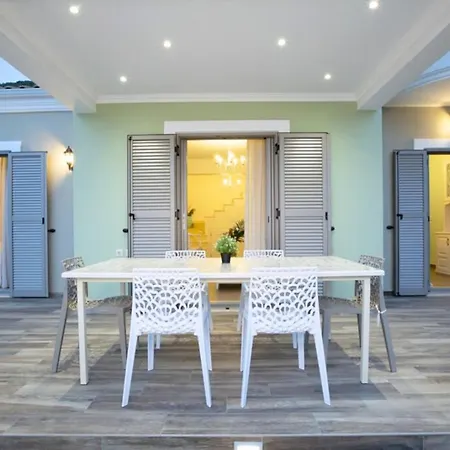 Villa Ianthe & Brown Nikiana